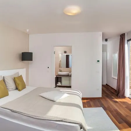 Вілла Seafront Deluxe Jevan 6 Beautiful Bedrooms Private Pool Трогір