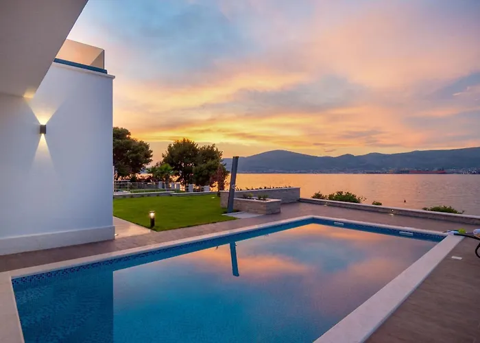 Seafront Deluxe Jevan 6 Beautiful Bedrooms Private Pool