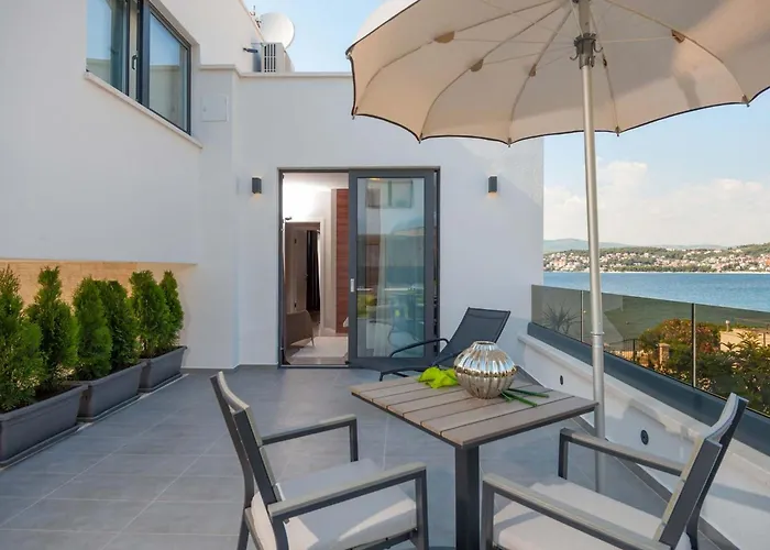 Seafront Deluxe Jevan 6 Beautiful Bedrooms Private Pool Villa