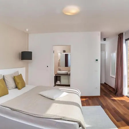 Deluxe 1 6 Beautiful Bedrooms - Sea Front Private Pools - Sauna Trogir