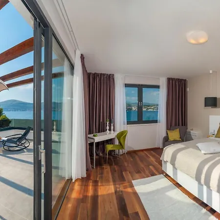 Vila Seafront Deluxe Jevan 6 Beautiful Bedrooms Private Pool Trogir