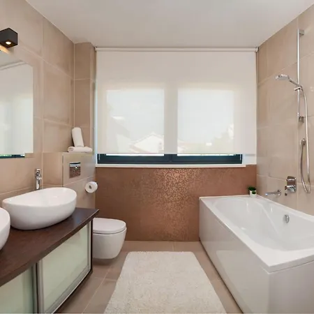 Seafront Deluxe Jevan 6 Beautiful Bedrooms Private Pool فيلة تروغير