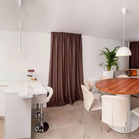 Seafront Deluxe Jevan 6 Beautiful Bedrooms Private Pool فيلة