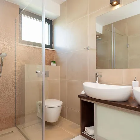 Seafront Deluxe Jevan 6 Beautiful Bedrooms Private Pool فيلة تروغير