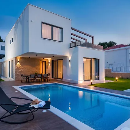 Seafront Deluxe Jevan 6 Beautiful Bedrooms Private Pool *
