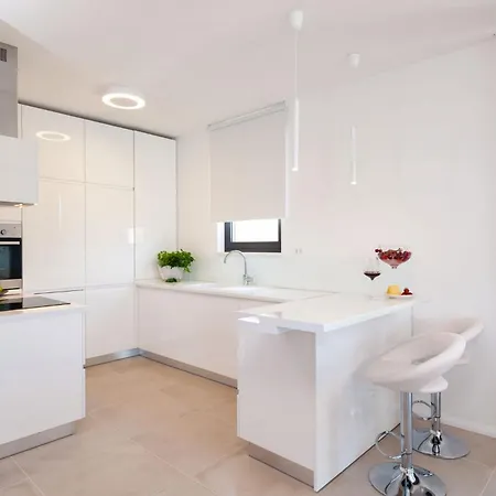 Seafront Deluxe Jevan 6 Beautiful Bedrooms Private Pool فيلة تروغير