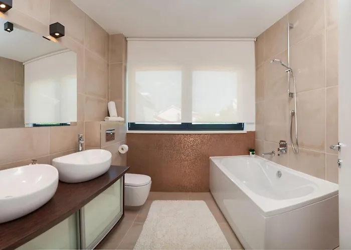 Seafront Deluxe Jevan 6 Beautiful Bedrooms Private Pool 别墅 特罗吉尔