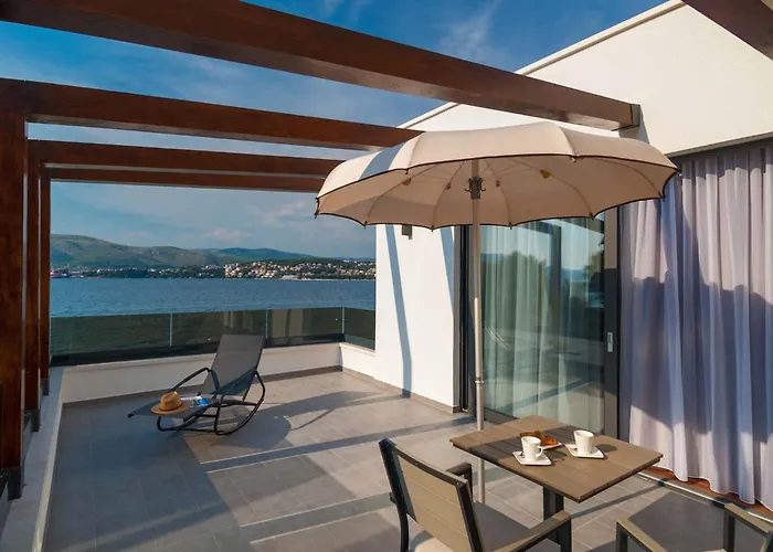 Seafront Deluxe Jevan 6 Beautiful Bedrooms Private Pool 特罗吉尔