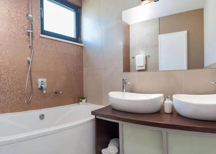 Seafront Deluxe Jevan 6 Beautiful Bedrooms Private Pool * 特罗吉尔