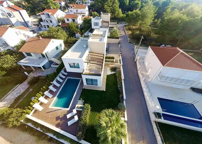 Seafront Deluxe Jevan 6 Beautiful Bedrooms Private Pool Βίλα Τρογκίρ