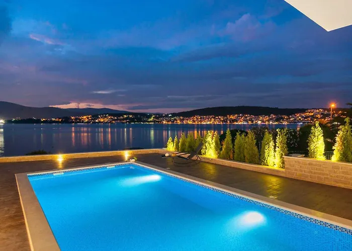 别墅 Seafront Deluxe Jevan 6 Beautiful Bedrooms Private Pool 特罗吉尔