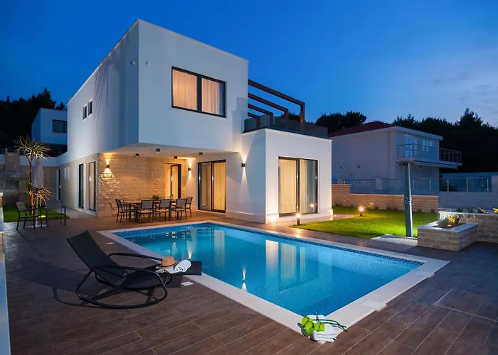 Seafront Deluxe Jevan 6 Beautiful Bedrooms Private Pool 特罗吉尔