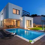 Seafront Deluxe Jevan 6 Beautiful Bedrooms Private Pool 트로기르